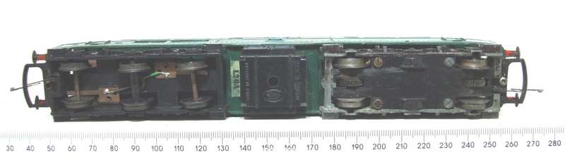 TRI-ANG OO: Vintage D5572 English Diesel Locomotive in Fair Running Condition. (England)