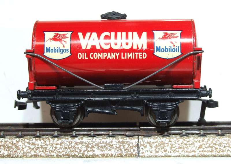HORNBY DUBLO OO:  Vintage English "MOBILOIL" Tank Car in Very Good Un-Boxed condition.