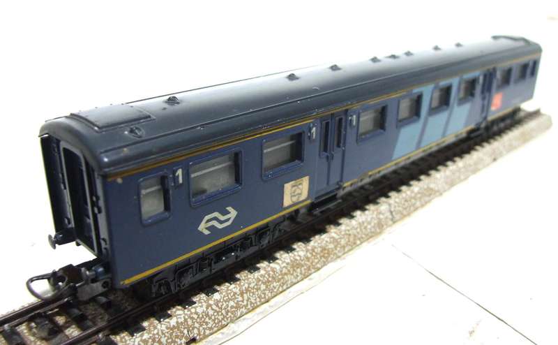 LIMA HO: Vintage Dutch 1st Class NS B Coach in  Good, Un-Boxed condition(Italy)
