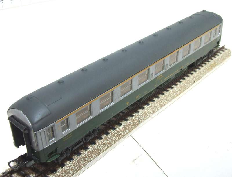 LIMA HO: Vintage "Paris Est" 9128 SNCF A9  1st Class Coach in  Fair, Un-Boxed condition(Italy)