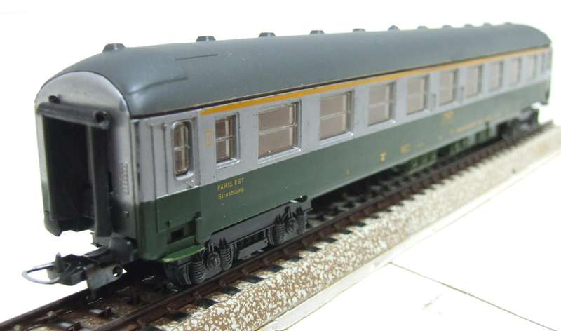 LIMA HO: Vintage "Paris Est" 9128 SNCF A9  1st Class Coach in  Fair, Un-Boxed condition(Italy)