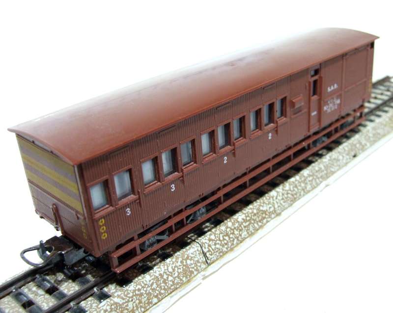 LIMA HO: SAR V8 Guards Van in Very Good Boxed Condition(Italy)