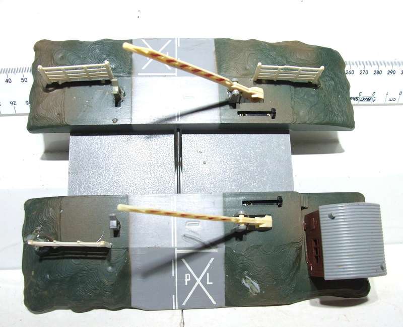 LIMA HO: On Auction is this Plastic Rail Crossing with Automated Booms in Fair Used Condition.(Italy