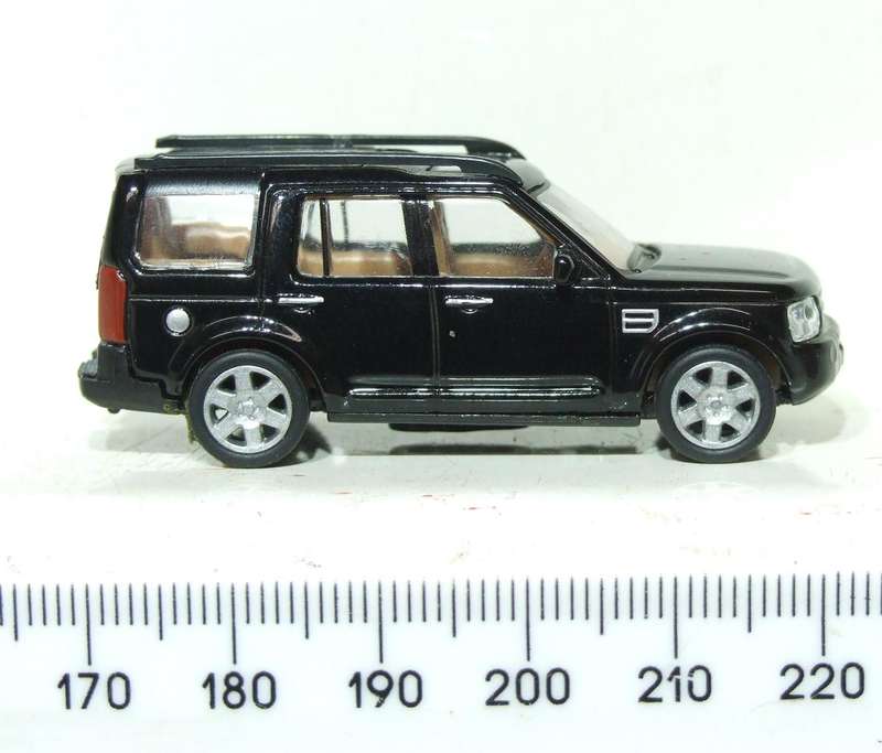 MALIBU HO: Highly Detailed Land Rover Discovery 3  in Like New Un-Boxed Condition.