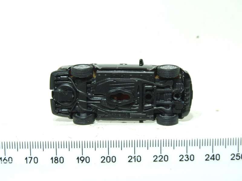 MALIBU HO: Highly Detailed Land Rover Discovery 3  in Like New Un-Boxed Condition.