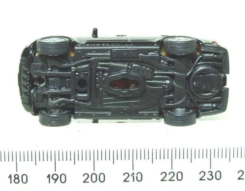 MALIBU HO: Highly Detailed Land Rover Discovery 3  in Like New Un-Boxed Condition.