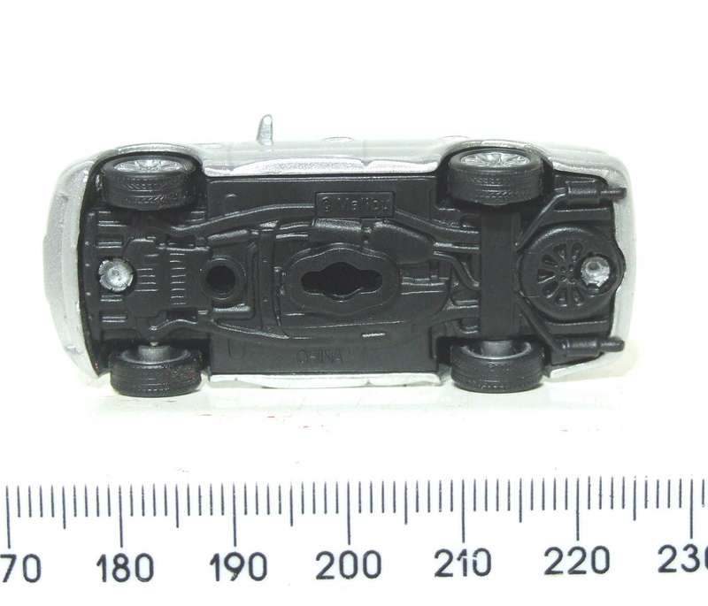 MALIBU HO: Highly Detailed Range Rover in Like New Un-Boxed Condition.