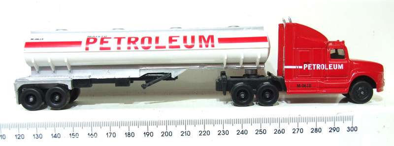 MAISTO OO: Detailed Petroleum MACK Horse & Trailer in Good Un-Boxed Condition.