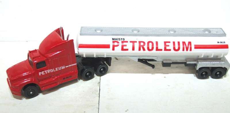 MAISTO OO: Detailed Petroleum MACK Horse & Trailer in Good Un-Boxed Condition.