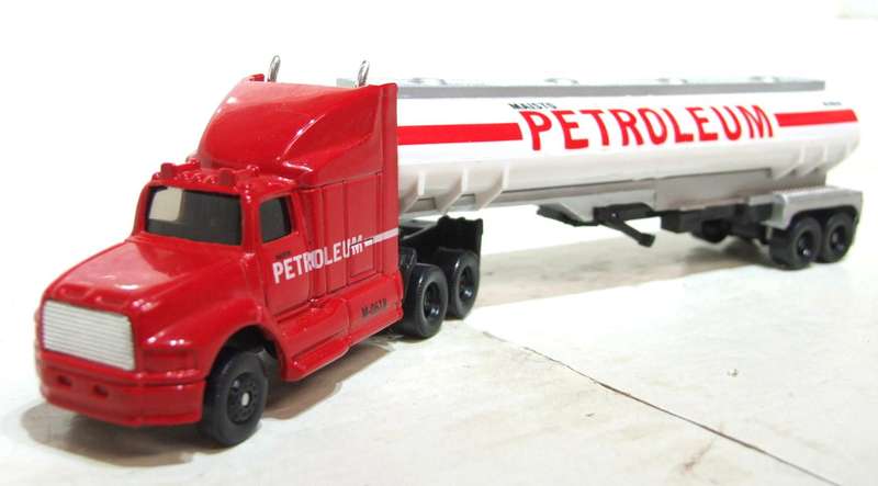 MAISTO OO: Detailed Petroleum MACK Horse & Trailer in Good Un-Boxed Condition.
