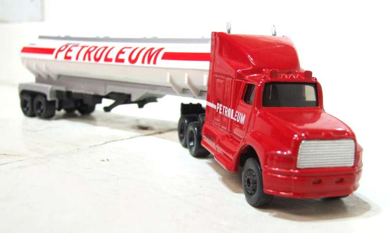 MAISTO OO: Detailed Petroleum MACK Horse & Trailer in Good Un-Boxed Condition.