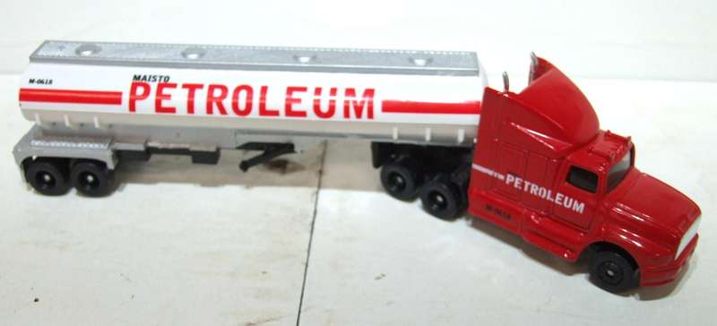 MAISTO OO: Detailed Petroleum MACK Horse & Trailer in Good Un-Boxed Condition.