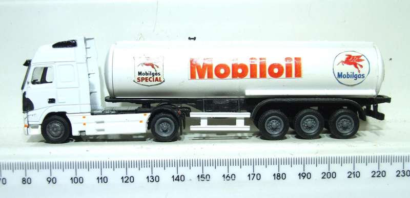 VOLVO HO: Detailed Globetrotter XL-70 Horse & Trailer in Fair Un-Boxed Condition.