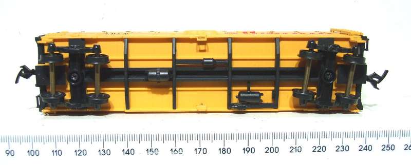 WALTHERS HO: Colorful 40'  "ARMOUR" Reefer Car in New, Assembled and Boxed condition.