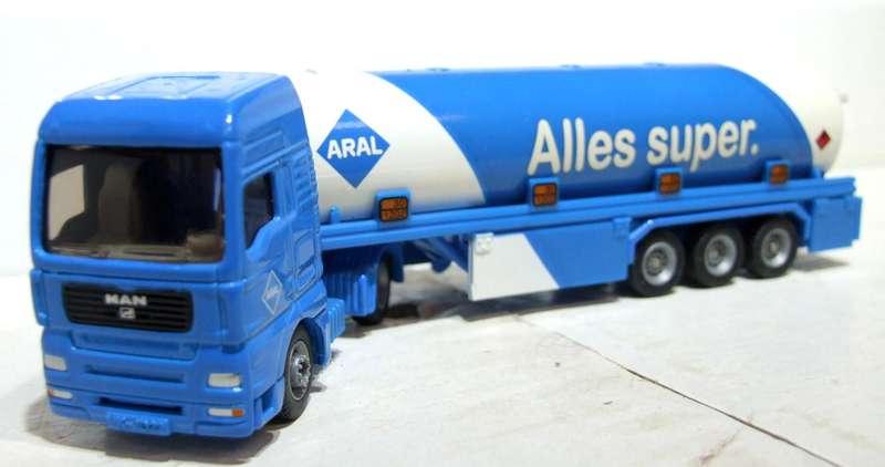 SIKU HO: Detailed ARAL Fuel Horse & Trailer in Very Good Un-Boxed Condition.