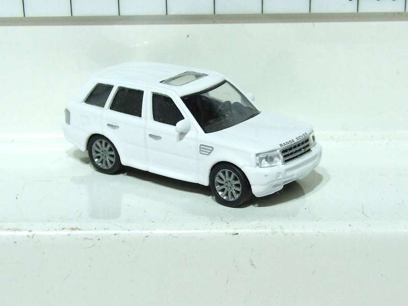 MALIBU HO: Highly Detailed Range Rover in Like New Un-Boxed Condition.
