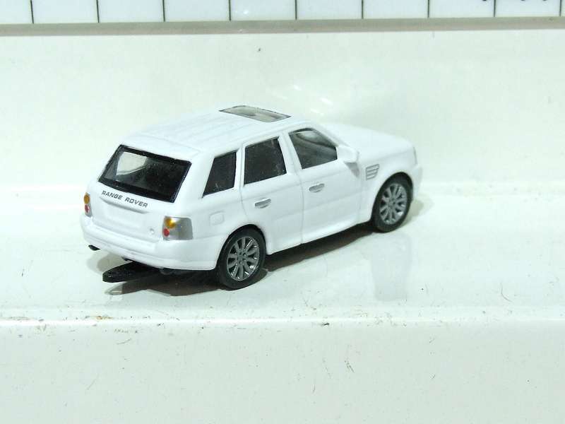MALIBU HO: Highly Detailed Range Rover in Like New Un-Boxed Condition.