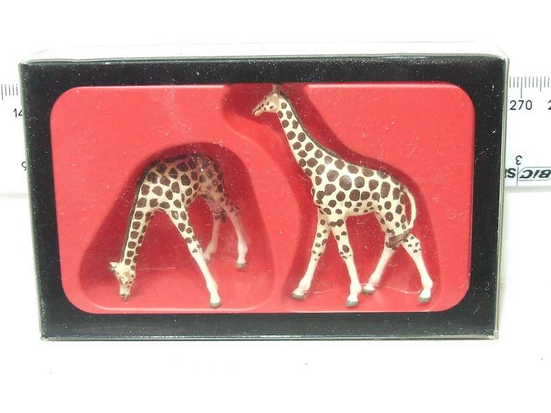 PREISER HO:  On Auction is this 2pc Giraffes in New Boxed Condition.