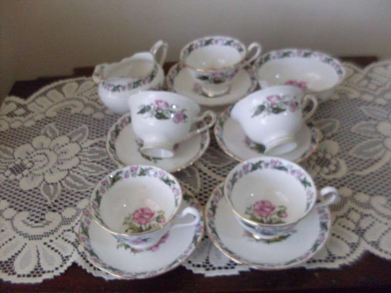 ROYAL ALBERT COTSWOLD PATTERN.... 1 TRIO ..4 DUOS ...MILKJUG AND SUGARBOWL...TOTAL 13 PIECES