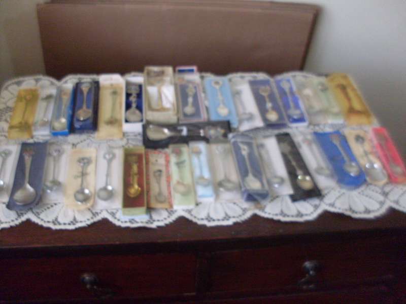 33 BOXED VARIOUS COLLECTORS CRESTED TEASPOONS