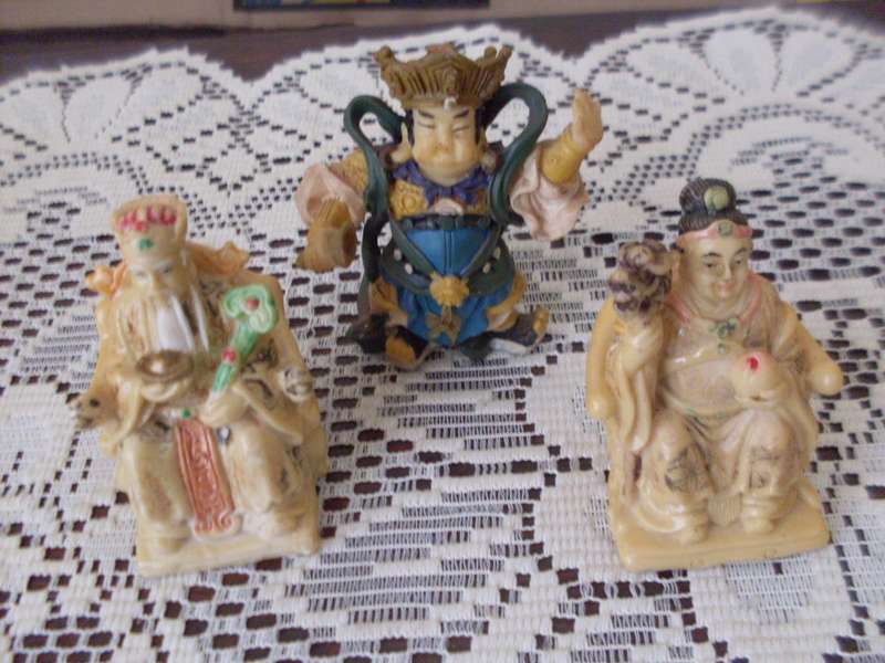 3 ORIENTAL FIGURINES..6 CM TALL EACH...ALL 3 HAVE MARKINGS