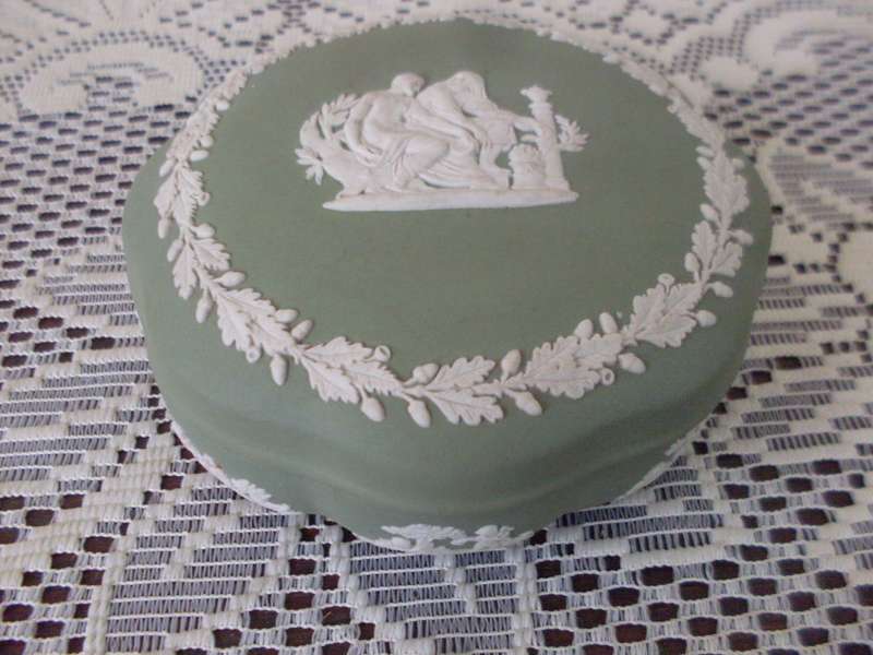 WEDGWOOD GREEN/WHITE TRINKET BOX WITH LID