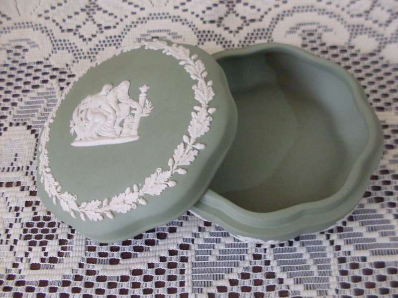 WEDGWOOD GREEN/WHITE TRINKET BOX WITH LID