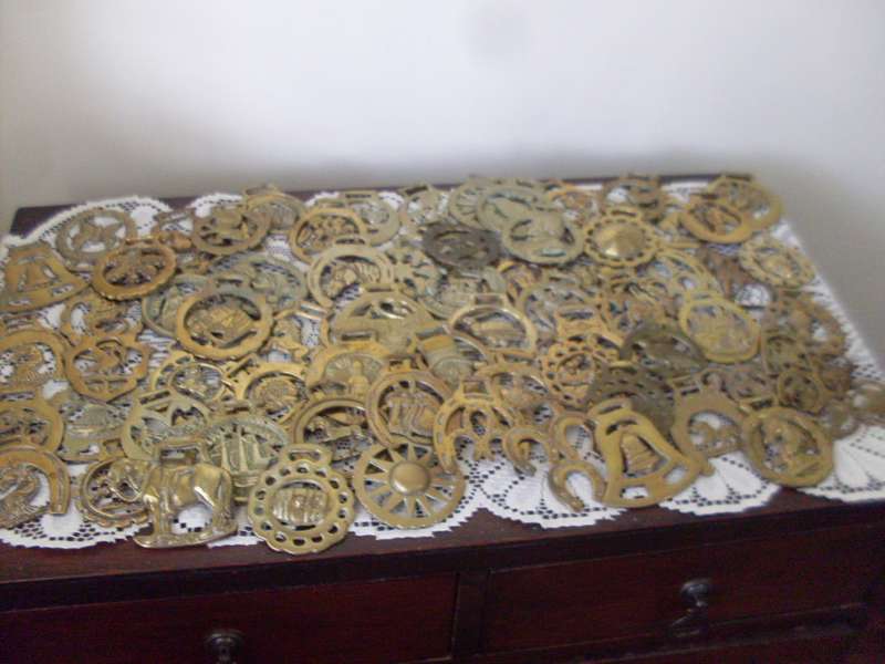 A LARGE COLLECTION OF 74 VARIOUS HORSE BRASSES....5 KG