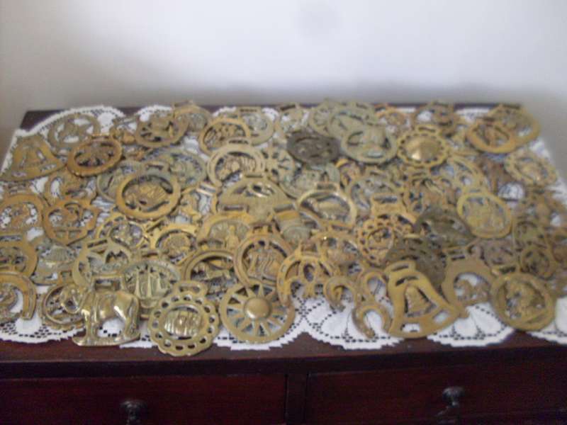 A LARGE COLLECTION OF 74 VARIOUS HORSE BRASSES....5 KG