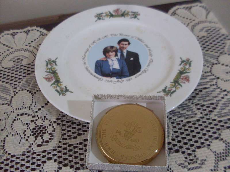PRINCE CHARLES/LADY DIANA COMMEMORATIVE WALL PLATE AND GOLD TONE POWDER COMPACT