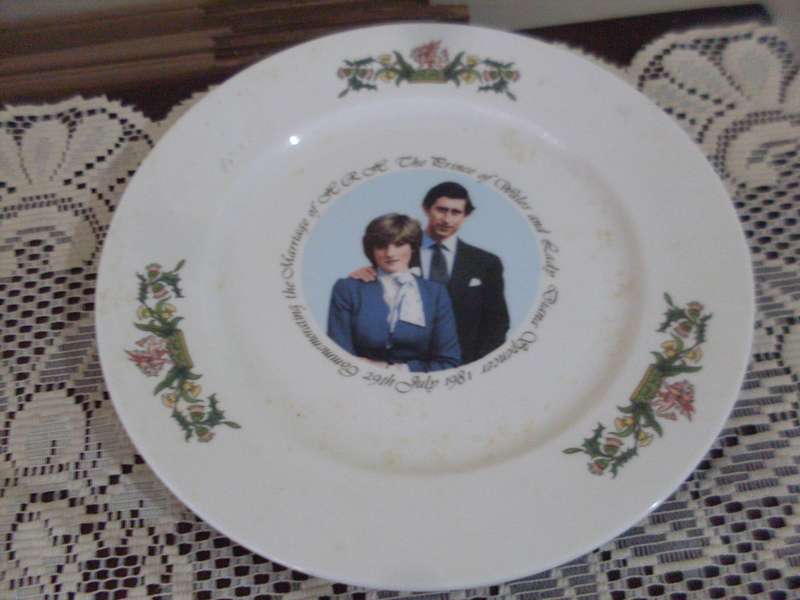 PRINCE CHARLES/LADY DIANA COMMEMORATIVE WALL PLATE AND GOLD TONE POWDER COMPACT