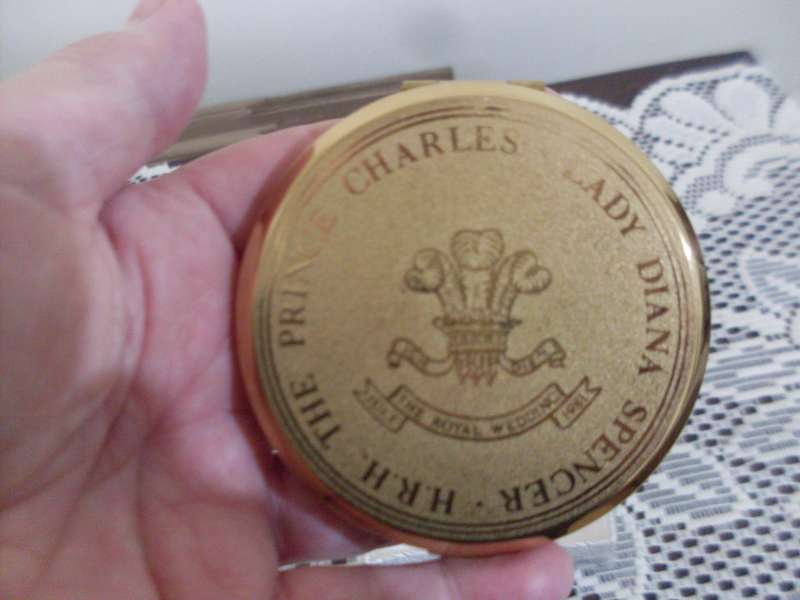 PRINCE CHARLES/LADY DIANA COMMEMORATIVE WALL PLATE AND GOLD TONE POWDER COMPACT