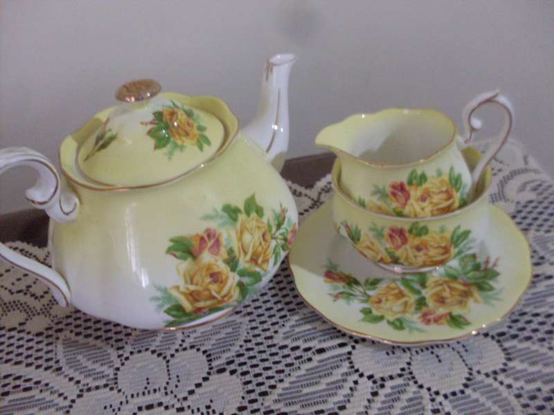 ROYAL ALBERT TEAPOT/MILKJUG/SUGARBOWL ....TEA ROSE DESIGN