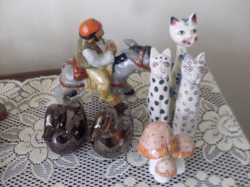 A MIX LOT OF VARIOUS PRETTY ORNAMENTS/FIGURINES