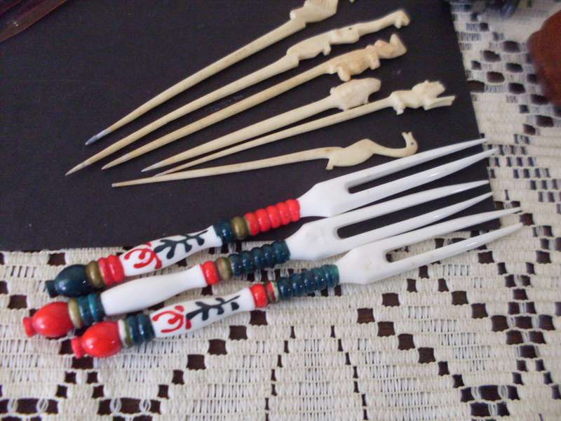 VENETIAN GLASS TOOTH PICKS  OTHER PRETTY ITEMS...SEE PICS FOR DETAIL
