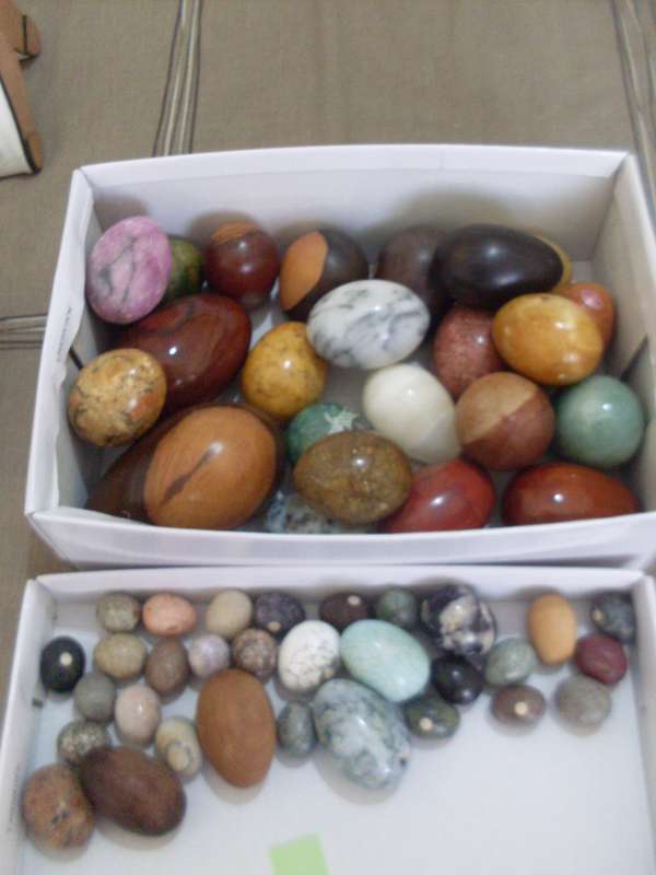 31 VARIOUS MARBLE ALABASTER/WOODEN EGGS+ 23  MARBLE EGGS SMALL EGG SIZE...5.1 KG