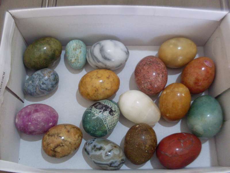 31 VARIOUS MARBLE ALABASTER/WOODEN EGGS+ 23  MARBLE EGGS SMALL EGG SIZE...5.1 KG