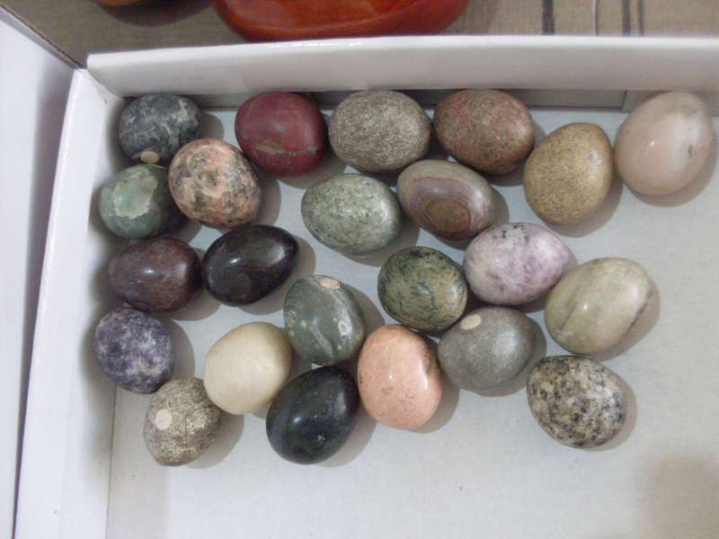 31 VARIOUS MARBLE ALABASTER/WOODEN EGGS+ 23  MARBLE EGGS SMALL EGG SIZE...5.1 KG