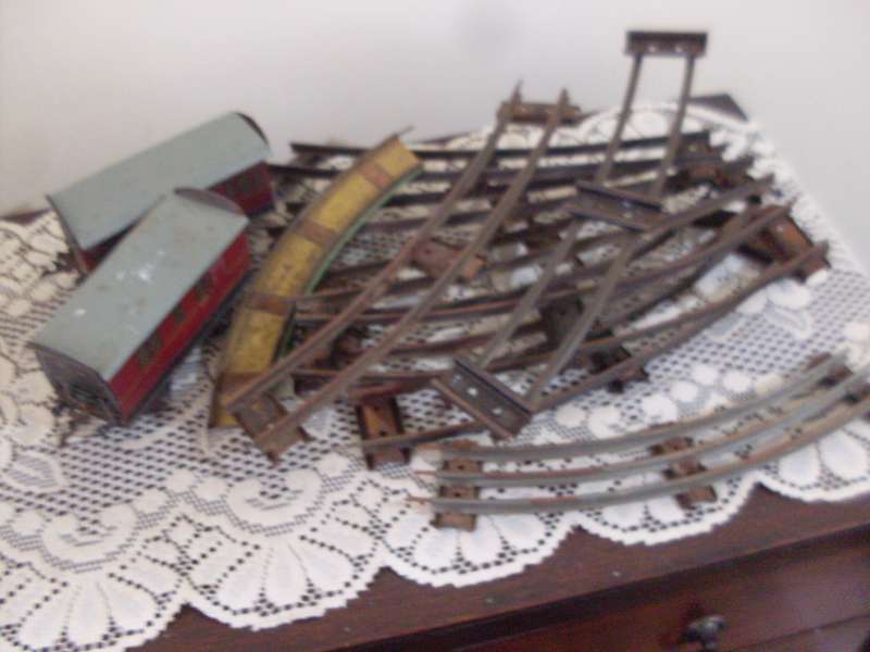 2 VINTAGE HORNBY METAL/TIN COACHES AND SOME VINTAGE TRACKS