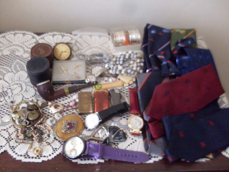 A COLLECTION OF ALL SORTS OF PRETTY VINTAGE AND OTHER ITEMS