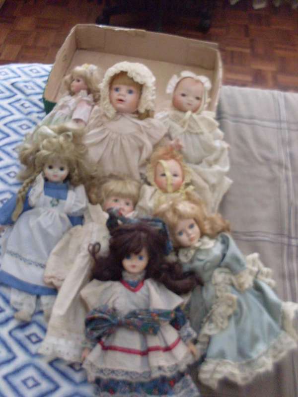 8 PRETTY PORCELAIN DOLLS ...ALL FOR 1 BID