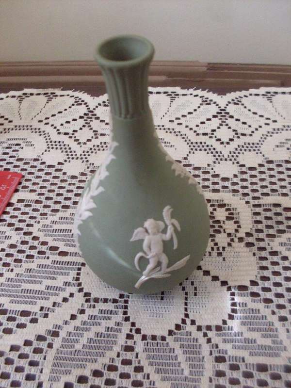 WEDGWOOD JASPERWARE GREEN/WHITE BUD VASE....14 CM TALL