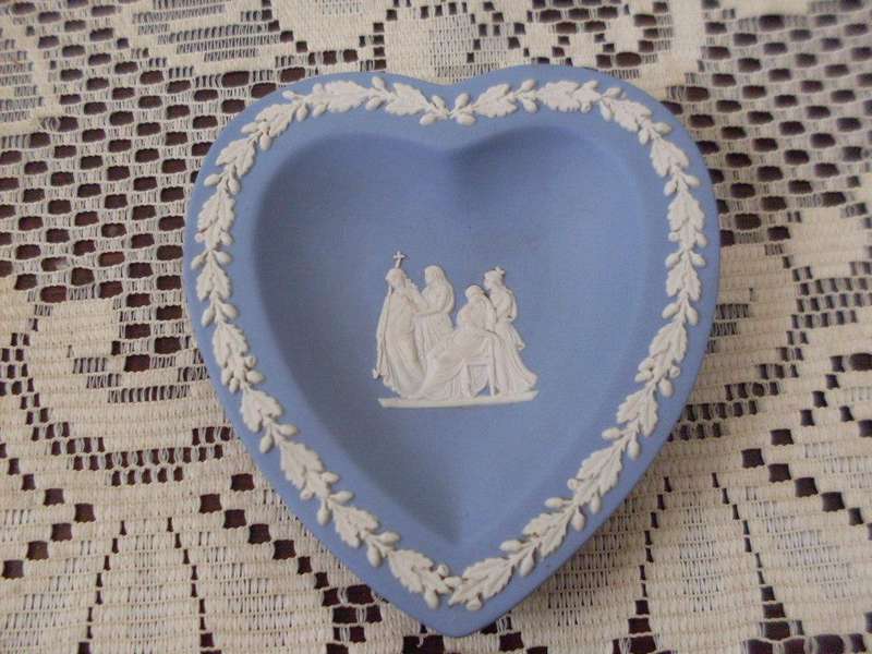 2 PRETTY WEDGWOOD BLUE/ WHITE PINTRAYS...HEART + RECTANGULAR