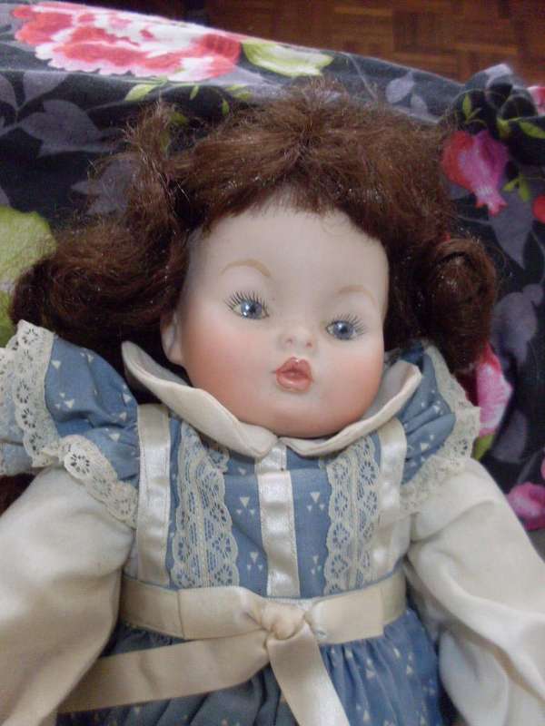 A COLLECTION OF VARIOUS SWEET PORCELAIN DOLLS