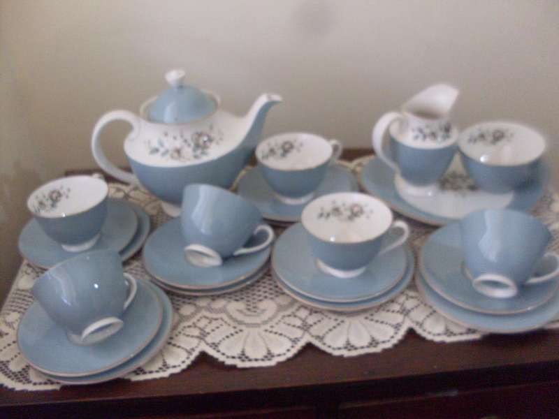 ROYAL DOULTON 23 PIECE TEASET ROSE ELEGANS PATTERN (NOW DISCONTINUED )DAMAGE FREE