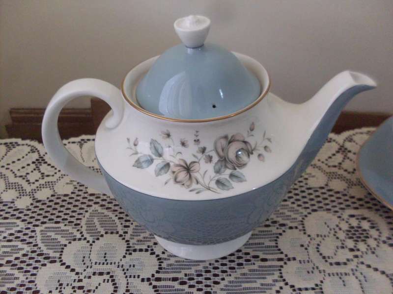 ROYAL DOULTON 23 PIECE TEASET ROSE ELEGANS PATTERN (NOW DISCONTINUED )DAMAGE FREE