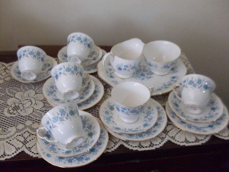 VINTAGE ...PRETTY BLUE FLOWERS COLCLOUGH 5 TRIOS CAKE PLATE MILKJUG SUGARBOWL