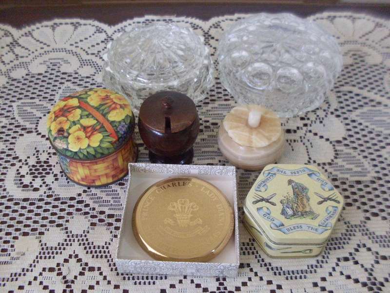 VARIOUS PRETTY CONTAINERS AND POWDER COMPACT
