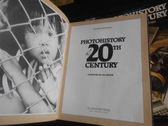 PHOTOHISTORY OF THE 20TH CENTURY -  BLANDFORD PRESS 1986 ILLUS HARDB