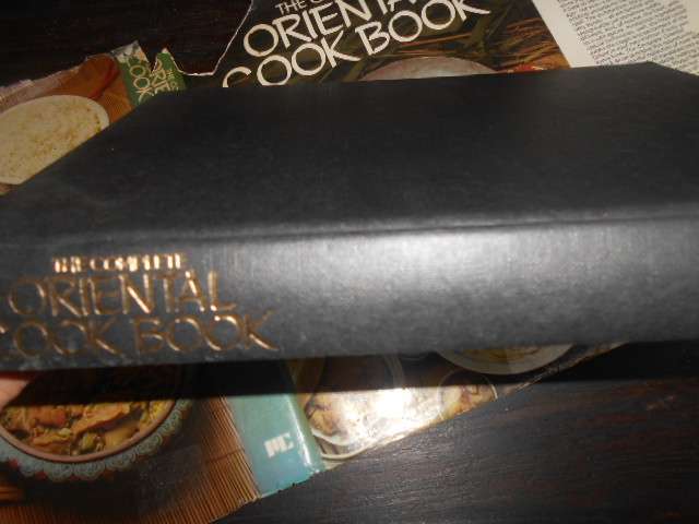 ISABEL MOORE - THE COMPLETE ORIENTAL COOK BOOK 1978 colour illus